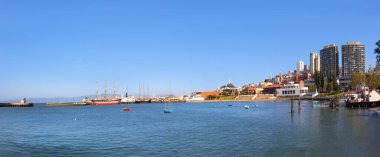 Modern binalar ve eski geleneksel rıhtım ve tarihi gemilerle San Francisco 'daki iskeleye panoramik manzara, ABD