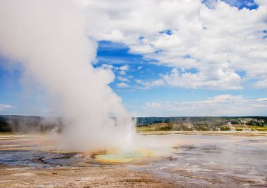 Yellowstone Ulusal Parkı 'ndaki Yukarı Gayzer Havzası' ndaki çeşitli gayzerlerden buhar yükseliyor.
