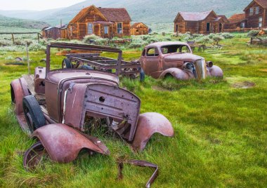 Eski paslı araba enkazları terk edilmiş batı kasabası Bodie, California, ABD 'de.