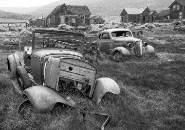 Eski paslı araba enkazları terk edilmiş batı kasabası Bodie, California, ABD 'de.