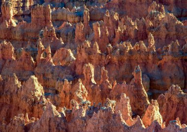 Sabahın erken saatlerinde Bryce Canyon 'da holiganlarla manzaralı bir gün batımı.