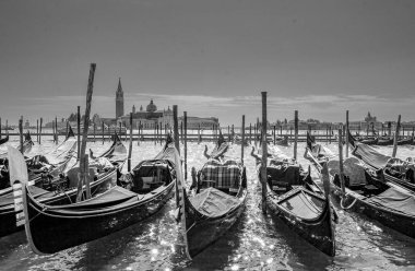 San Marco Meydanı 'ndaki gondolda Venedik, İtalya' da turistler bekliyor.