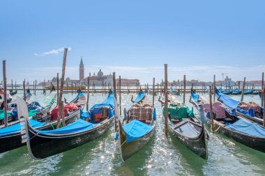 San Marco Meydanı 'ndaki gondolda Venedik, İtalya' da turistler bekliyor.