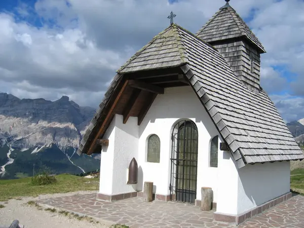 Güney Tyrol, Alpler, İtalya 'daki dolomitlerdeki dağ şapelinin manzarası