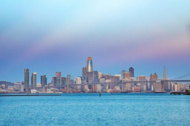 San Francisco 'da güneş doğarken Oakland liman bölgesinden görüldü.