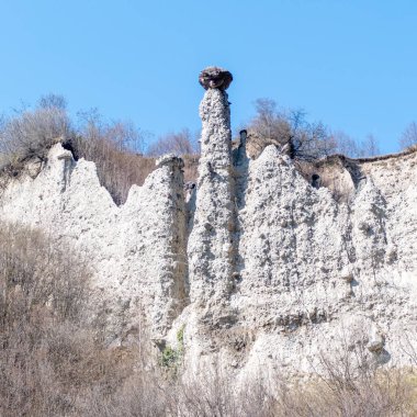 Zone Piramitleri, Cislano, İtalya