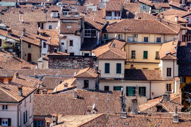 İtalya 'nın Brescia kentindeki kırmızı çatılara bakın.