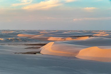 manzaralı çöl manzarası Lencois Maranhenses Ulusal Parkı - Kuzeydoğu Brezilya 'da Parque Nacional dos Lencois Maranhenses