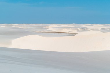 manzaralı çöl manzarası Lencois Maranhenses Ulusal Parkı - Parque Nacional dos Lencois Maranhenses Kuzeydoğu Brezilya 'da, Baia de Sao Jose' nin doğusunda