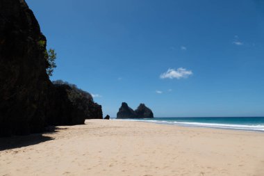 Fernando de Noronha, Brezilya. Kristal berrak turkuaz okyanusla Morro dos Dois Irmaos manzarası
