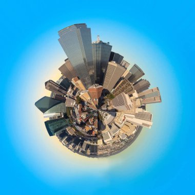 Öğleden sonra Dallas, Teksas, ABD 'de küçük gezegen formatında manzaralı gökyüzü.