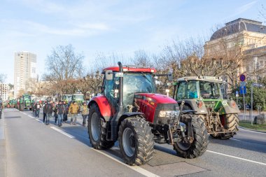Wiesbaden, Almanya - 8 Ocak 2024: traktörleri ile çiftçi dizel yakıtın fiyatını düşürmek ve Alman hükümetine karşı koymak için gösteri.