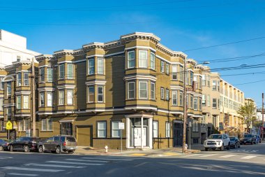 San Francisco, ABD - 18 Mayıs 2022: San Francisco şehir merkezindeki eski evler.