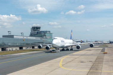 Frankfurt, Almanya - 17 Mayıs 2022: Lufthansa uçağı piste giden yolda..