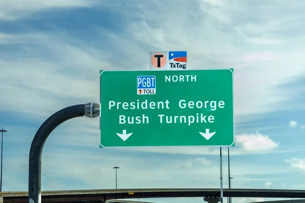 Dallas Usa November 2023 Motorveiskilt Grønt Retning George Bush Turnpike – stockfoto