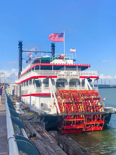 ニューオーリンズ 2023年10月24日 ミシシッピ川の桟橋でニューオーリンズのスチームボート市 蒸気ボートはまだ観光イベントのために動作しています — ストック写真