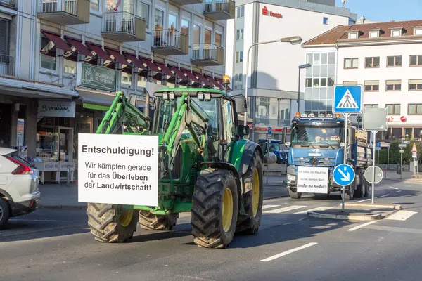 2024年1月8日 德国威斯巴登 农民们和他们的拖拉机举行示威 要求降低柴油价格 反对德国政府 — 图库照片