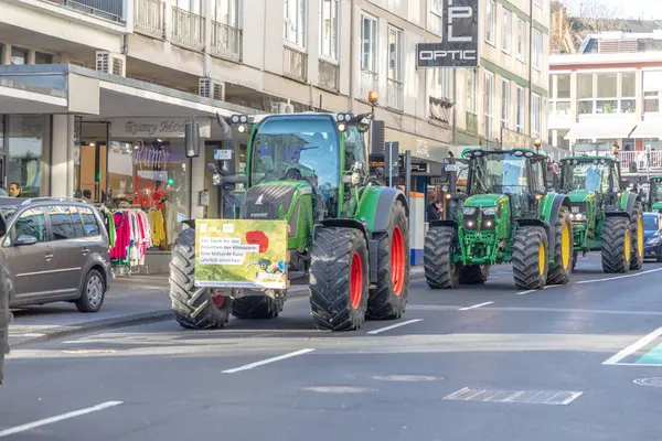ドイツのヴィースバーデン 2024年1月8日 彼らのトラクターと農夫は ディーゼル燃料の価格を削減し 気候変動目標のポスターを持つドイツ政府に対して実証します — ストック写真