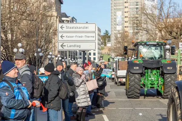 Wiesbaden Duitsland Januari 2024 Boeren Met Tractoren Demonstreren Voor Verlaging — Stockfoto