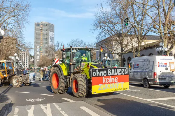 ドイツのウィスバーデン 2024年1月8日 彼らのトラクターで農民はディーゼル燃料の価格を下げ ポスターのポスターでドイツ政府に対抗するためにデモンストレーション 農民がいない未来は — ストック写真