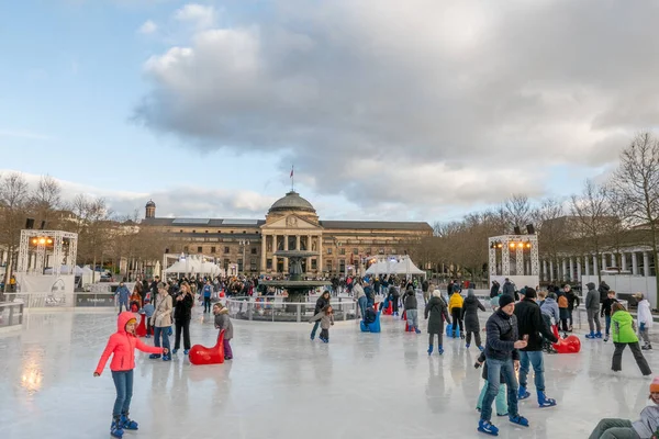德国威斯巴登 2023年12月29日 人们在德国黑森州威斯巴登市的库尔豪斯人面前欣赏溜冰场 — 图库照片