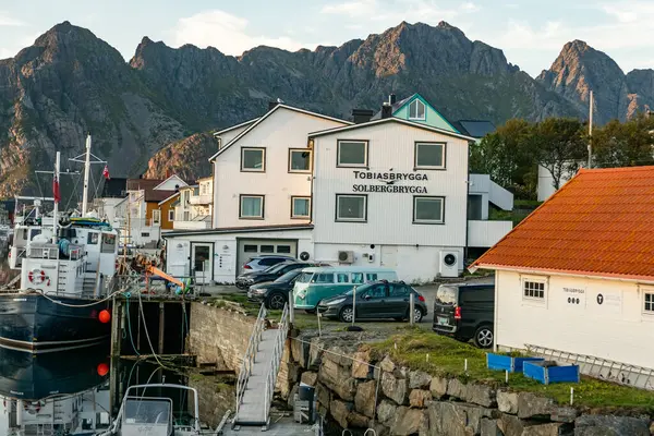 Henningsvaer Norveç Ağustos 2023 Norveç Henningsvaer Kasabasının Manzaralı Küçük Bir — Stok fotoğraf