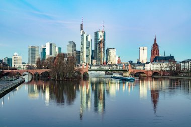 Frankfurt am Main 'in manzaralı silueti Nehirde yansıyor, Hesse, Almanya