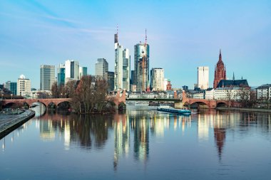 Frankfurt am Main 'in manzaralı silueti sabahın erken saatlerinde nehre yansıyor, Hesse, Almanya