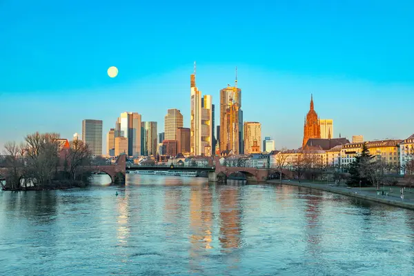 Schilderachtige Skyline Van Frankfurt Main Vroege Ochtend Met Maan Reflectie — Stockfoto