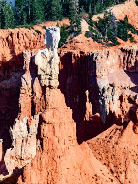 Bryce Kanyonu 'ndaki haydutların ve kayaların manzarası.
