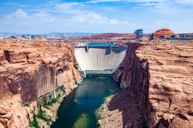 Page 'deki River Colorado' daki Glen Canyon Barajı tüm bölgeye su türbiniyle elektrik dağıtıyor.
