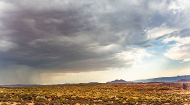 Fırtına ve kasırga sayfa yakınındaki yaklaşıyor ile dramatik gökyüzü