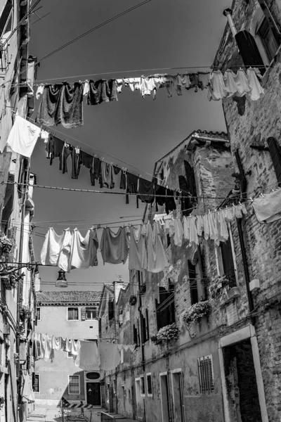 Ubrania Sznurku Wąskiej Uliczce Wenecji Włochy — Zdjęcie stockowe