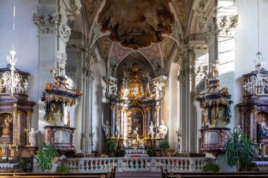 Amorbach, Almanya - 27 Ocak 2024: St. Gangolf Katolik kilisesi mimar Alexander Jakob Schmitt tarafından barok stile 'de inşa edilmiştir ve güzelliğiyle ünlüdür..