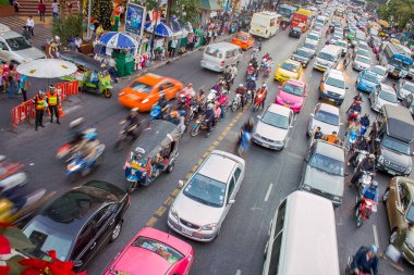 Bangkok, Tayland - 22 Aralık 2009: Bangkok, Tayland 'da büyük bir alışveriş caddesi olan sukhumvit yolunda trafik sıkışıklığı.