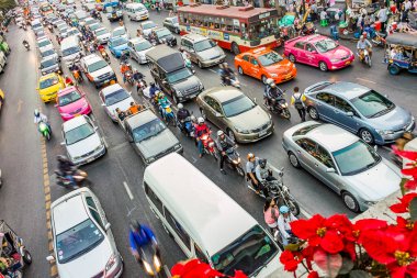 Bangkok, Tayland - 22 Aralık 2009: Bangkok, Tayland 'da büyük bir alışveriş caddesi olan sukhumvit yolunda trafik sıkışıklığı.