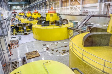 Page, USA - 14 Temmuz 2008: Sayfadaki Glen Kanyonu barajının içinde türbinlere bakan devasa elektrik santralleri