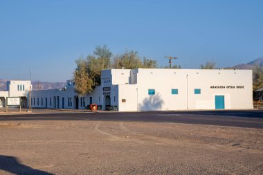 Ölüm Vadisi kavşağındaki Amargosa opera binasına bakın.