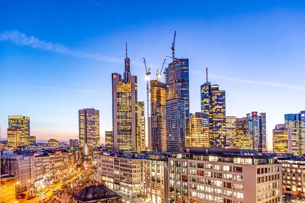 Frankfurt Almanya Şubat 2024 Şafak Vakti Gökdelenle Frankfurt Ufuk Çizgisi — Stok fotoğraf