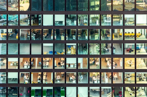 Frankfurt Deutschland Februar 2024 Fassadenansicht Eines Bürogebäudes Frankfurt Mit Büroarbeitern — Stockfoto