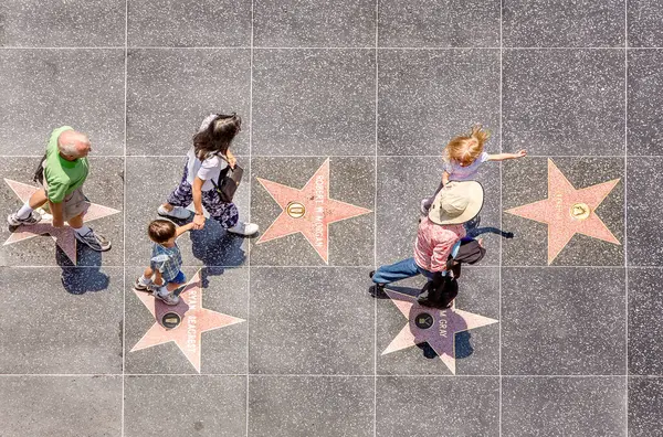 Los Angeles, ABD - 5 Temmuz 2008: Los Angeles, ABD 'de güneşli bir günde Hollywood' da insanlar ünlü olma yolunda yürüyorlar