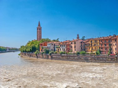 İtalya 'nın Etsch nehri manzaralı eski Verona kasabasına panoramik manzara