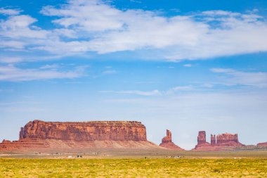 Mavi gökyüzünün altındaki Anıt Vadisi 'nde dev kumtaşı oluşumu