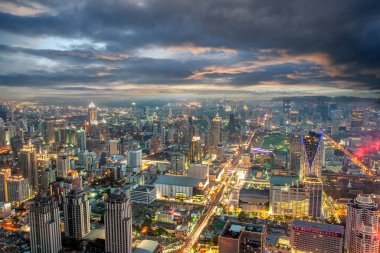Bangkok boyunca gece görüşü dramatik günbatımı gökyüzü ile gökyüzü.