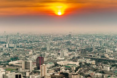 Gün batımında Bangkok silueti görünüyor.