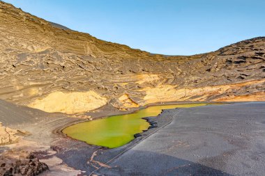 El Golfo 'daki Lago Verde volkanik gölü manzarası. Lanzarote. Kanarya Adaları. İspanya