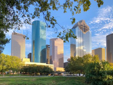 Houston, Teksas 'ın manzaralı silueti. Sabah ışığında Buffalo Bayou Parkı' ndan görüldü.