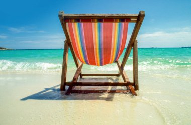 Okyanus manzaralı, tahta sandalye.