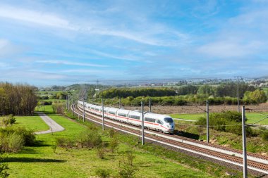 Manzarada son sürat giden yüksek hızlı tren