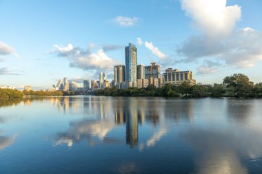 Austin 'in ufuk çizgisi sabahın erken saatlerinde Colorado nehri, Teksas, ABD' de aynalı şehir.